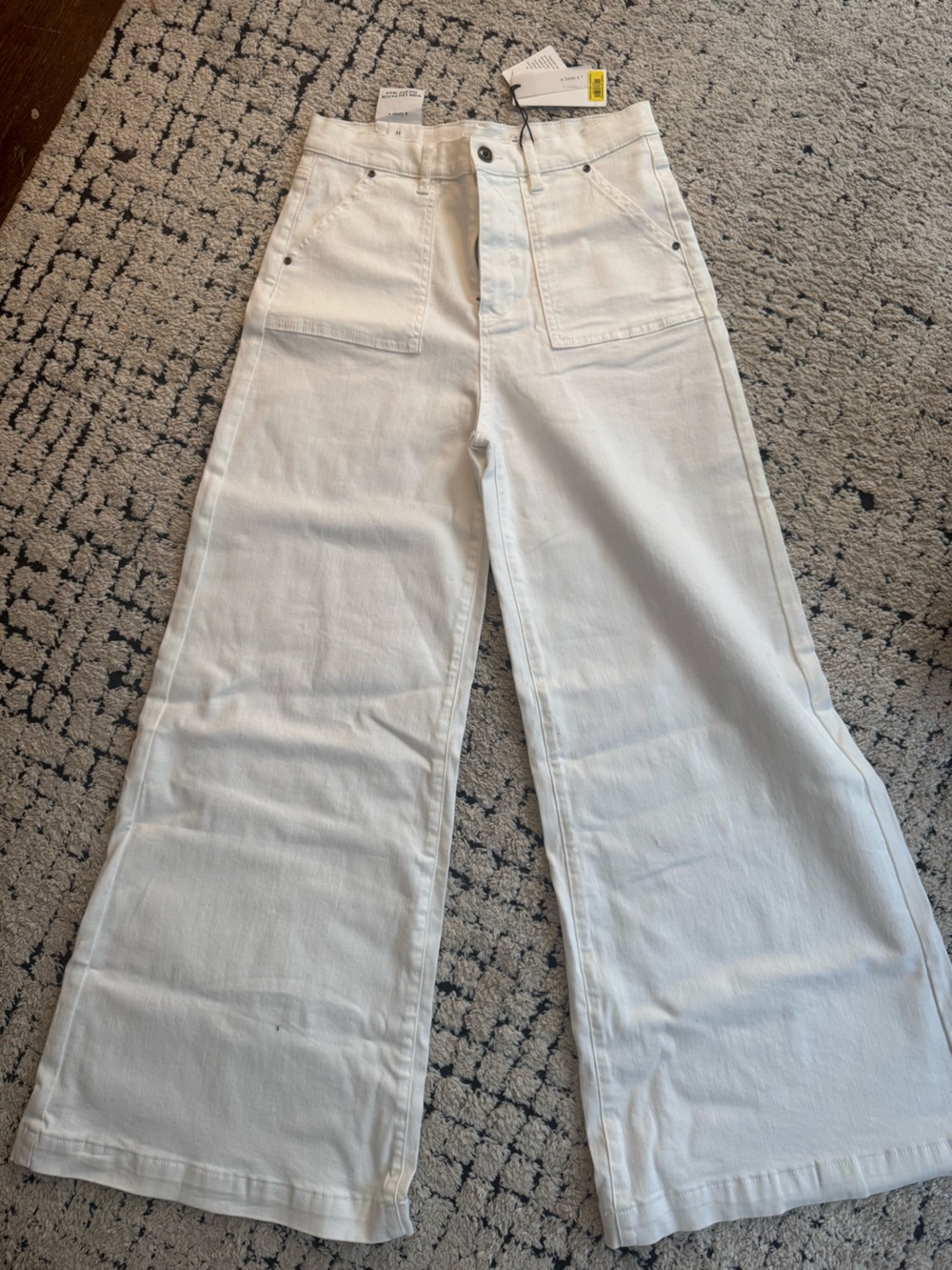Wide Leg High-Rise Jeans in White - Casual Flare